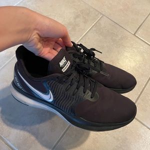 NIKE women’s IN SEASON TR8 Size 9